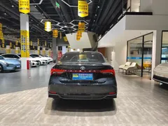 2022 Toyota Avalon Hybrid 2.5L XLE Premium, чёрный — фото 4