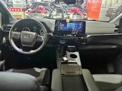 2021 Toyota Sienna 2.5L Hybrid Premium, белый — фото 17