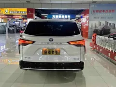 2021 Toyota Sienna 2.5L Hybrid Premium, белый — фото 20