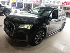 2020 Audi Q7 55 TFSI quattro S line Sport, чёрный — фото 1