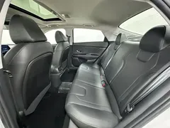 2022 Hyundai Elantra 1.5L CVT LUX Premium, белый — фото 14