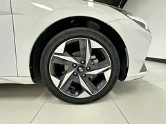 2022 Hyundai Elantra 1.5L CVT LUX Premium, белый — фото 20