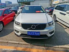 2021 Volvo XC40 4WD Luxury, белый — фото 2
