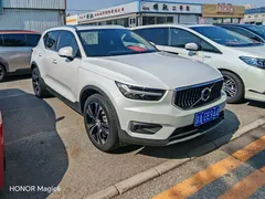 2021 Volvo XC40 4WD Luxury, белый — фото 3