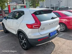 2021 Volvo XC40 4WD Luxury, белый — фото 4