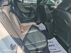 2021 Volvo XC40 4WD Luxury, белый — фото 11
