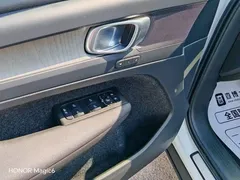 2021 Volvo XC40 4WD Luxury, белый — фото 14
