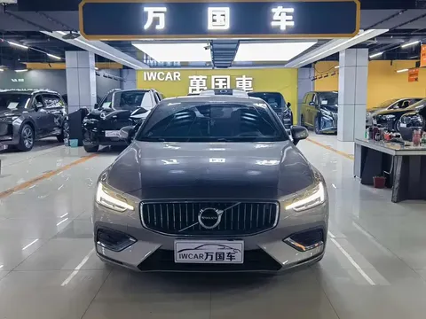 2022 Volvo S60 B4 Luxury