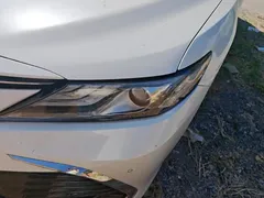 2021 Toyota Camry 2.5G Luxury, белый — фото 3