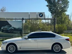 2021 BMW 5 Series 525Li Luxury Package, белый — фото 3