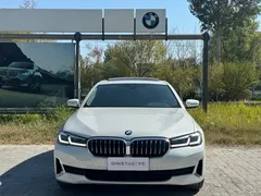 2021 BMW 5 Series 525Li Luxury Package, белый — фото 4