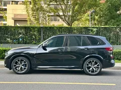 2021 BMW X5 xDrive40i Premium M Sport Package, чёрный — фото 3