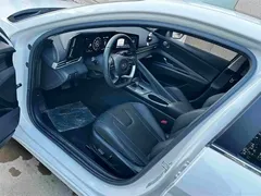 2022 Hyundai Elantra 1.5L CVT LUX Premium, белый — фото 4