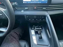2022 Hyundai Elantra 1.5L CVT LUX Premium, белый — фото 10