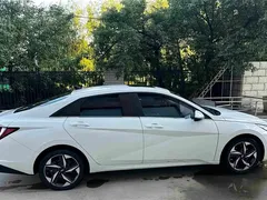 2022 Hyundai Elantra 1.5L CVT LUX Premium, белый — фото 14