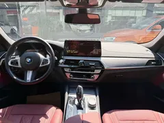 2021 BMW 5 Series 530Li Leading M Sport Package, белый — фото 13