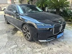 2023 BMW 7 Series 735Li Luxury Package, чёрный — фото 2