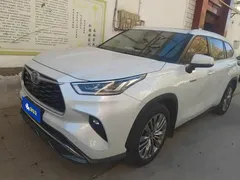 2022 Toyota Highlander Hybrid 2.5L 4WD Premium 7-seat, белый — фото 1