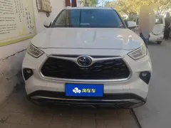 2022 Toyota Highlander Hybrid 2.5L 4WD Premium 7-seat, белый — фото 2