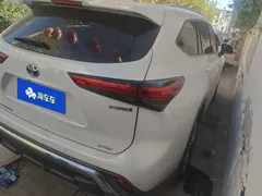 2022 Toyota Highlander Hybrid 2.5L 4WD Premium 7-seat, белый — фото 3
