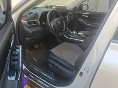 2022 Toyota Highlander Hybrid 2.5L 4WD Premium 7-seat, белый — фото 9