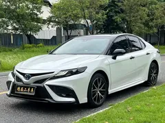 2021 Toyota Camry Hybrid 2.5HS Fashion, белый — фото 1