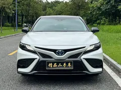 2021 Toyota Camry Hybrid 2.5HS Fashion, белый — фото 2