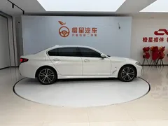 2022 BMW 5 Series 530Li xDrive M Sport Package, белый — фото 3