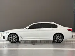 2021 BMW 5 Series 530Li Premium M Sport Package, белый — фото 4