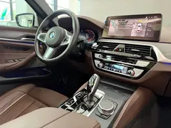 2021 BMW 5 Series 530Li Premium M Sport Package, белый — фото 12