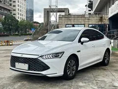 2023 BYD Qin PLUS Champion DM-i PHEV 55KM Leading, белый — фото 1
