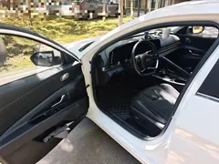 2021 Hyundai Elantra 1.5L CVT LUX Premium, белый — фото 12