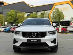 2023 Volvo XC40 Luxury, белый — фото 2