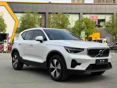 2023 Volvo XC40 Luxury, белый — фото 3