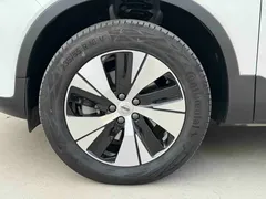 2023 Volvo XC40 Luxury, белый — фото 4