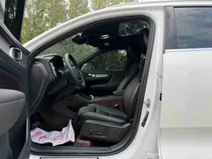 2023 Volvo XC40 Luxury, белый — фото 8