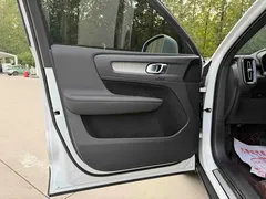 2023 Volvo XC40 Luxury, белый — фото 9