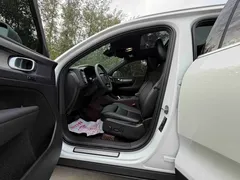 2023 Volvo XC40 Luxury, белый — фото 11