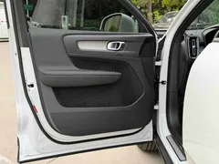 2023 Volvo XC40 Luxury, белый — фото 12