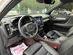 2023 Volvo XC40 Luxury, белый — фото 13