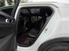 2023 Volvo XC40 Luxury, белый — фото 14