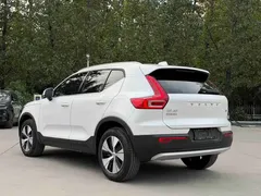 2023 Volvo XC40 Luxury, белый — фото 15