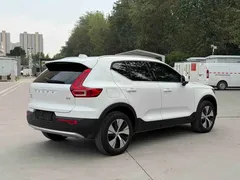 2023 Volvo XC40 Luxury, белый — фото 17