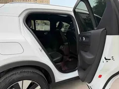 2023 Volvo XC40 Luxury, белый — фото 19