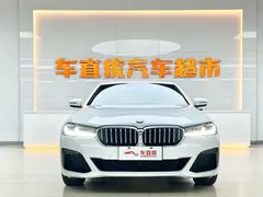 2022 BMW 5 Series 530Li M Sport Package, белый — фото 3