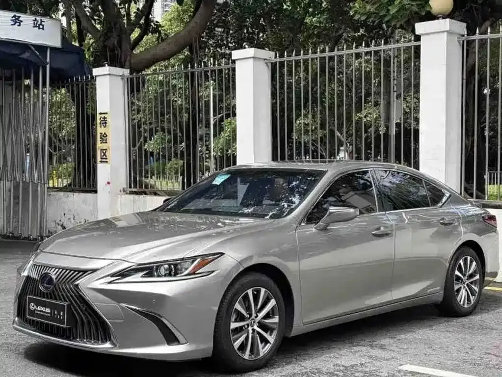 2021 Lexus ES 300h Excellence