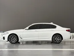 2021 BMW 5 Series 530Li Premium M Sport Package, белый — фото 4