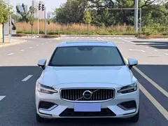 2022 Volvo S60 B4 Luxury, белый — фото 2