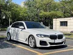 2021 BMW 5 Series 530Li Premium Luxury Package, белый — фото 3