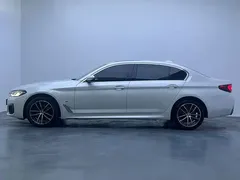 2022 BMW 5 Series 525Li M Sport Package, белый — фото 19